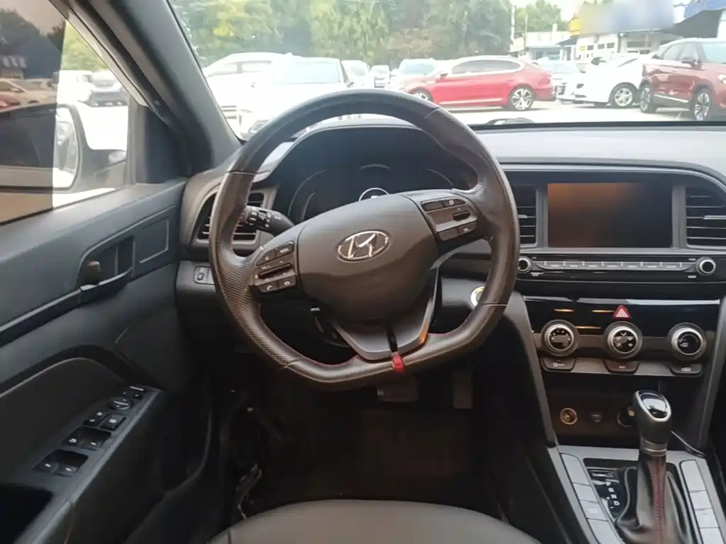 Hyundai Elantra — миниатюра 11