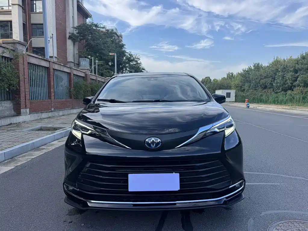 Toyota Sienna — миниатюра 2