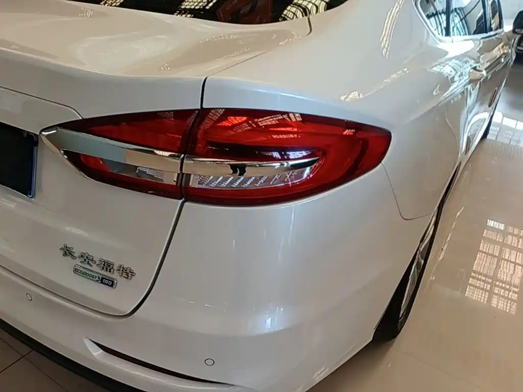 Ford Mondeo — миниатюра 8