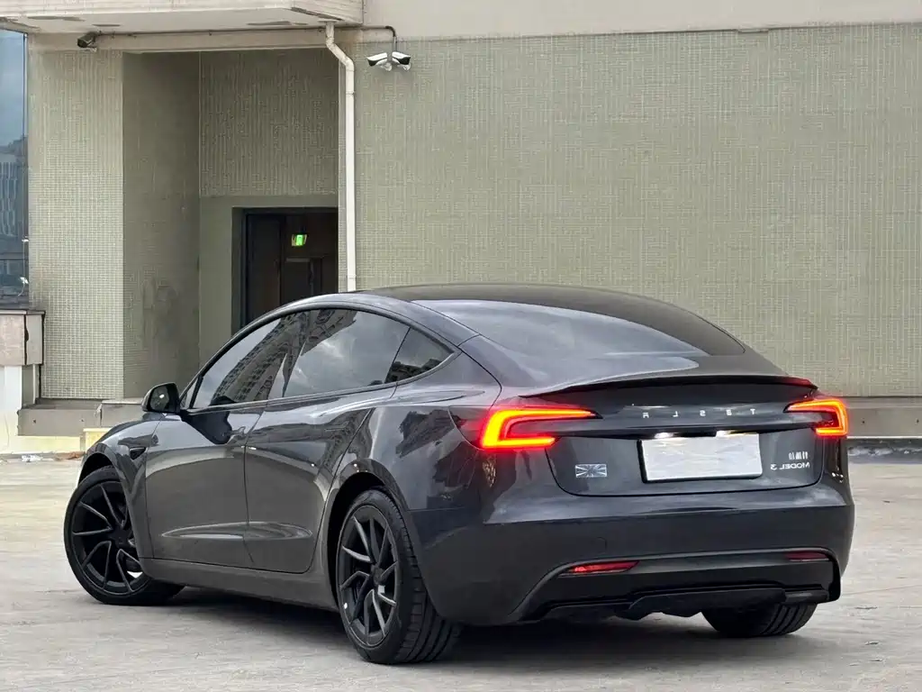 Tesla Model 3 — миниатюра 15