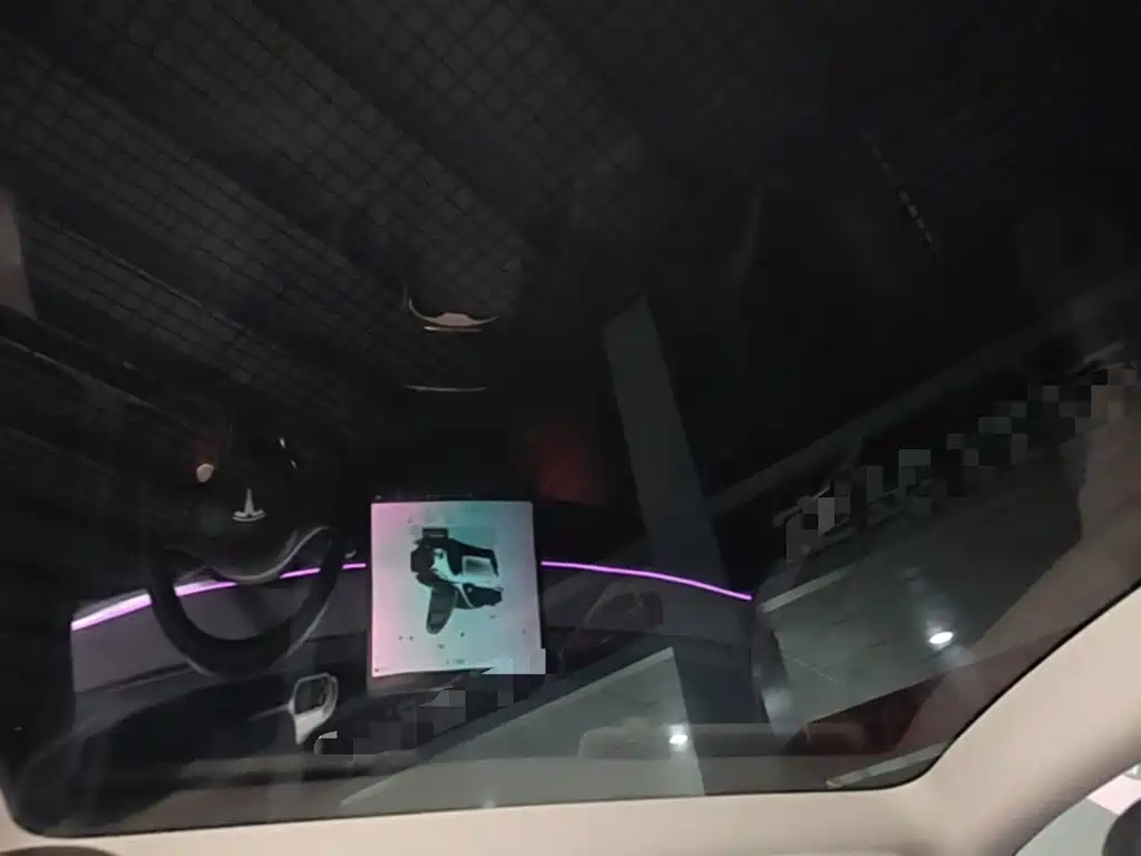Tesla Model Y — миниатюра 18