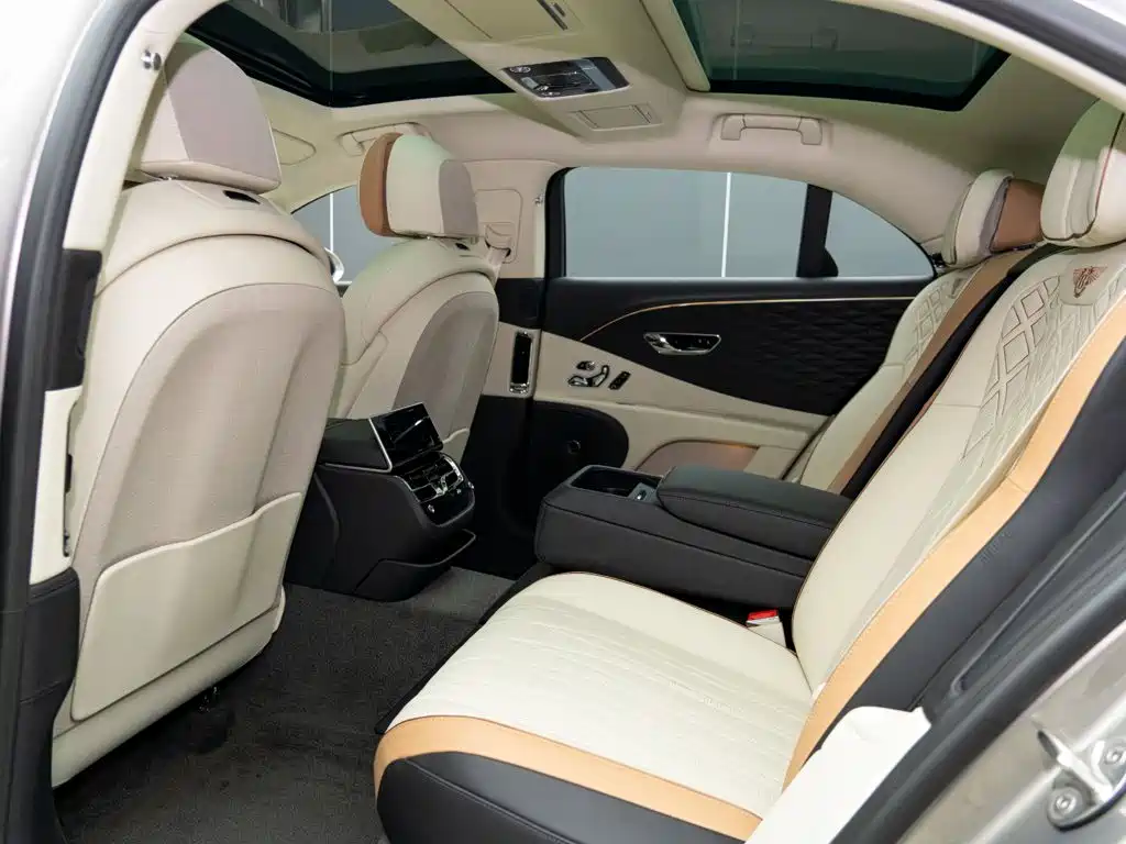 Bentley Flying Spur PHEV — миниатюра 13