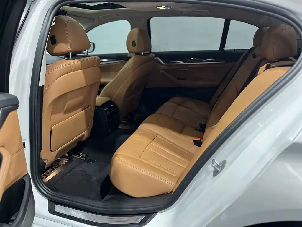 BMW 5 Series — миниатюра 6