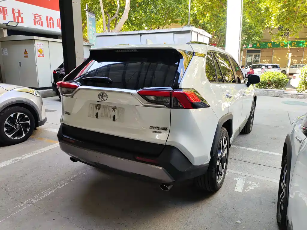 Toyota RAV4 — миниатюра 13