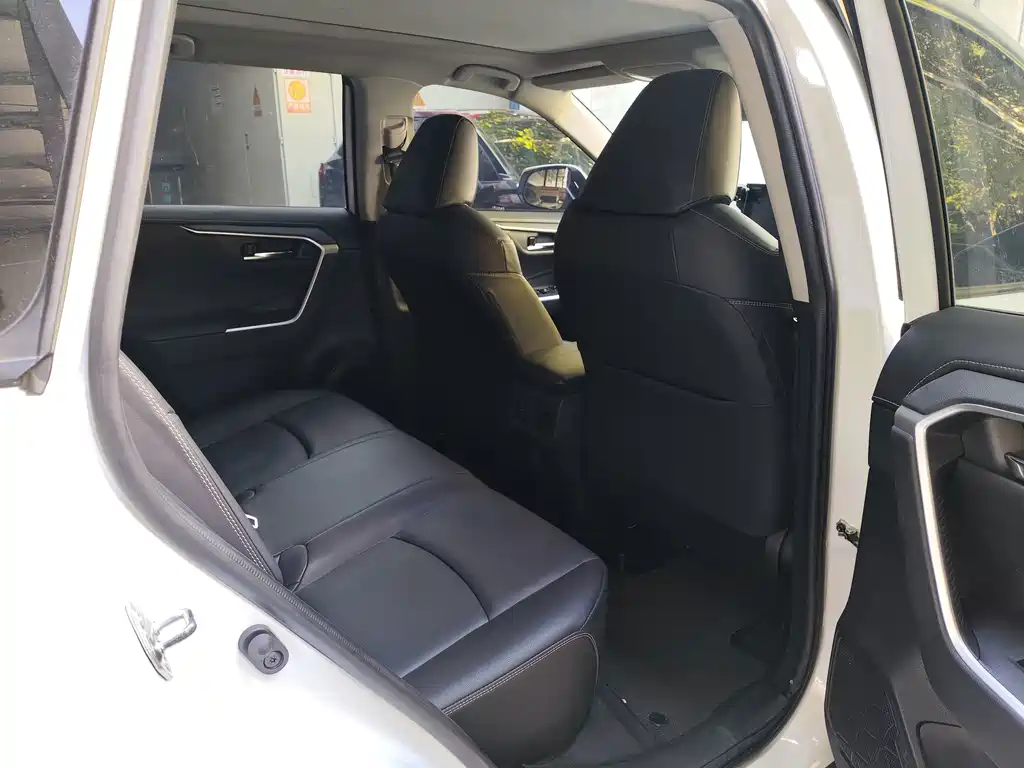 Toyota RAV4 — миниатюра 10