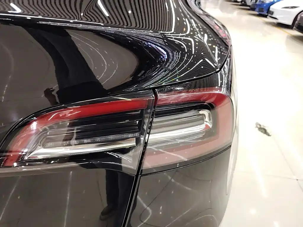 Tesla Model Y — миниатюра 8