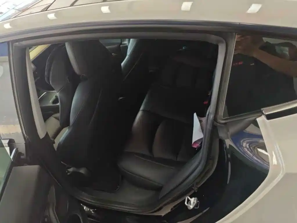Tesla Model 3 — миниатюра 6