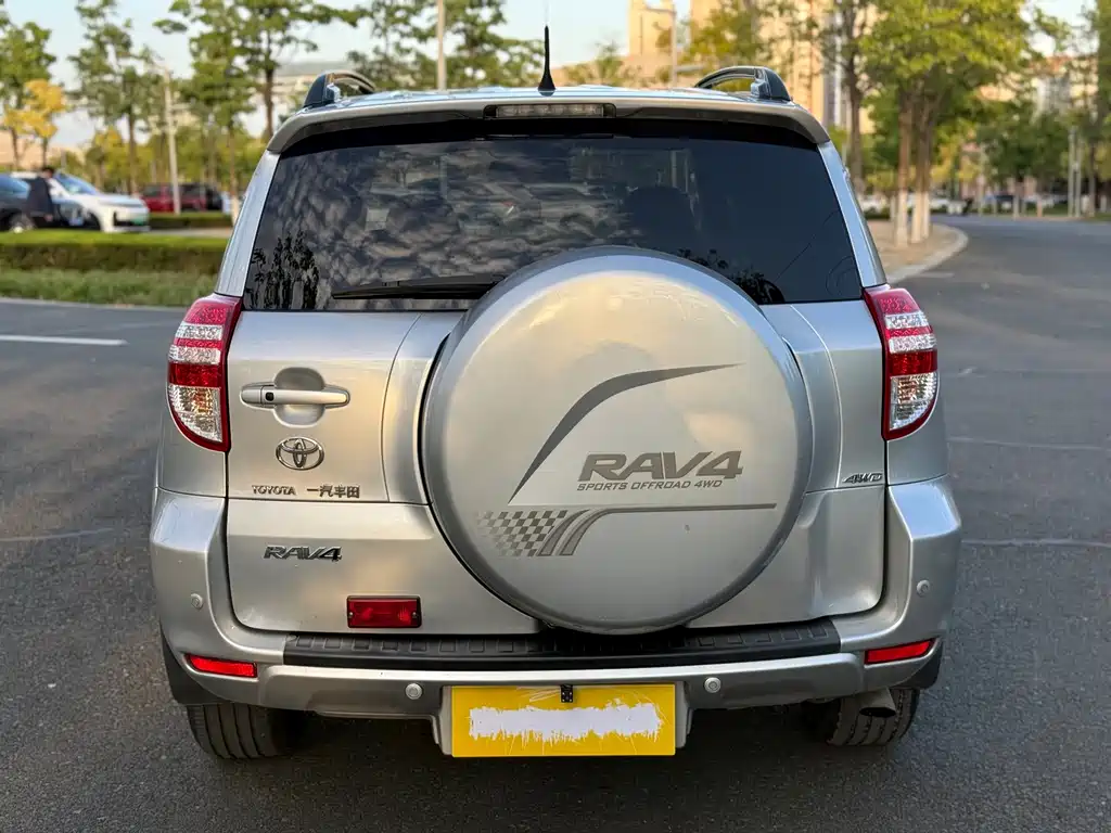 Toyota RAV4 — миниатюра 5