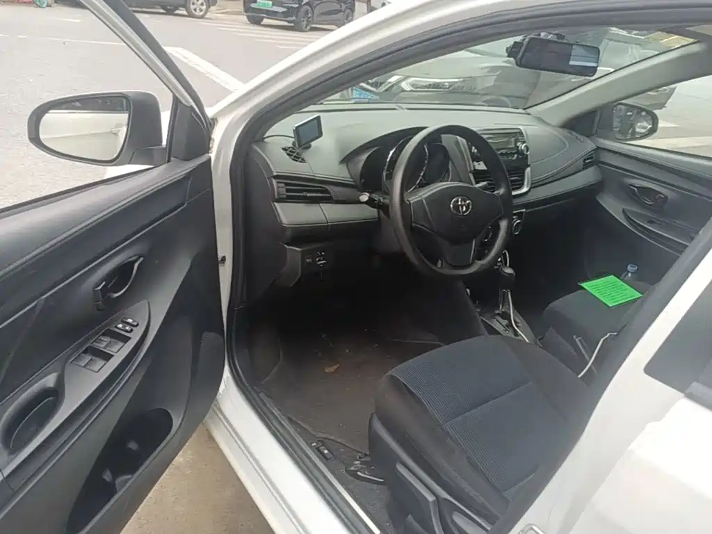 Toyota Yaris L - фото 12