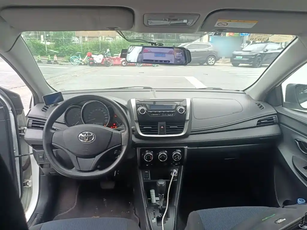 Toyota Yaris L - фото 6