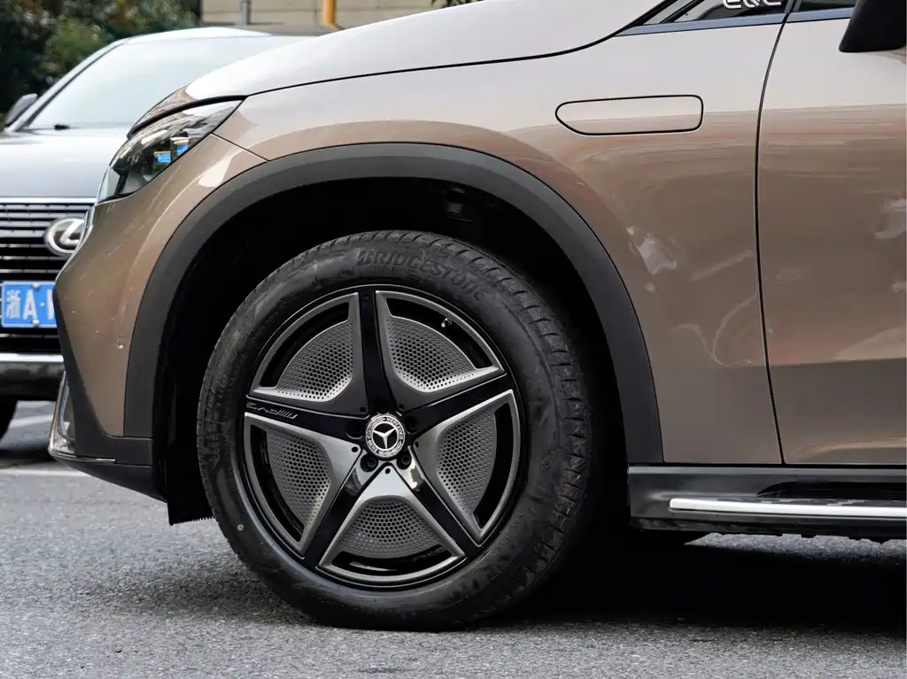 Mercedes-Benz EQE SUV — миниатюра 7