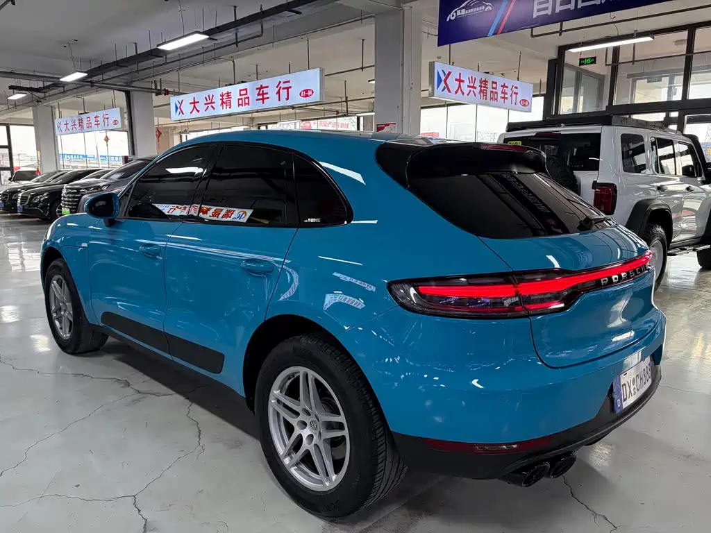 PORSCHE MACAN