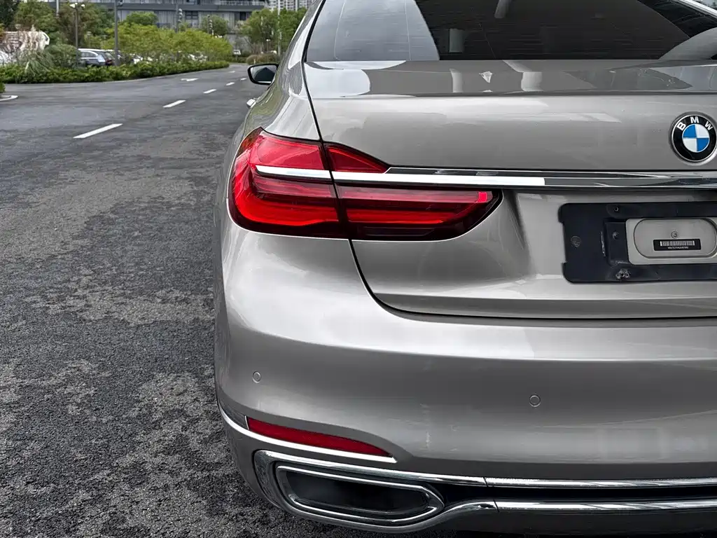 BMW 7 Series — миниатюра 6