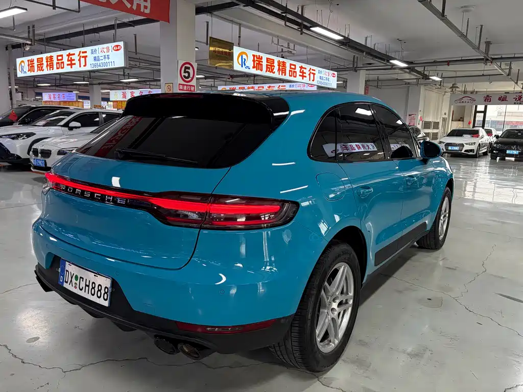 PORSCHE MACAN
