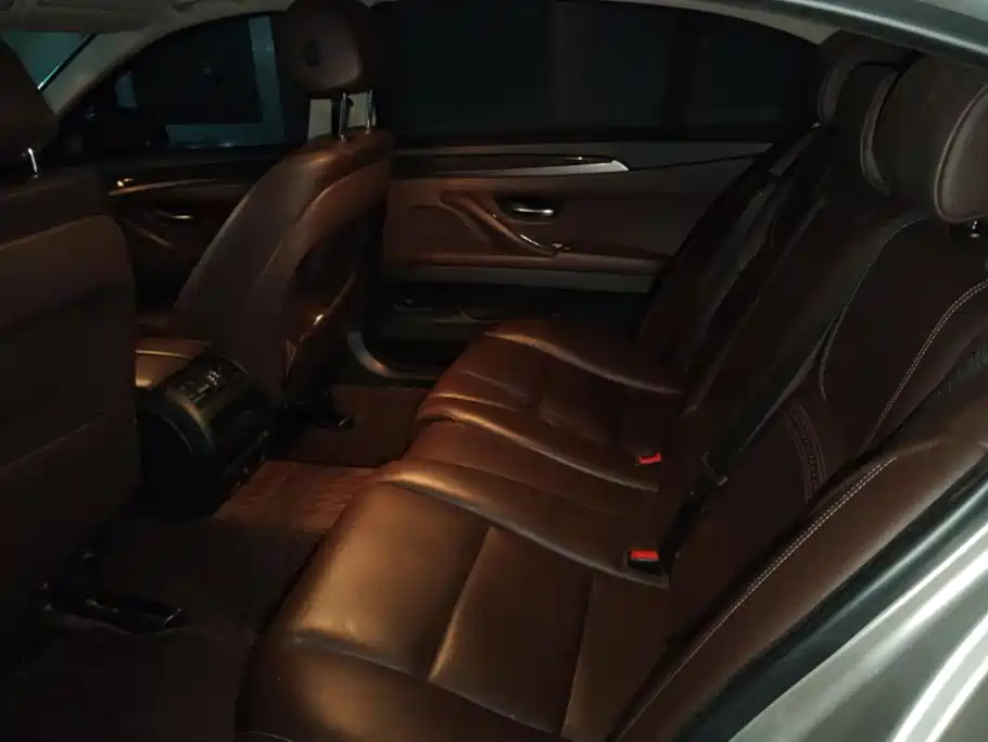 BMW 5 Series — миниатюра 11