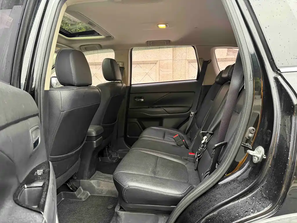 MITSUBISHI OUTLANDER