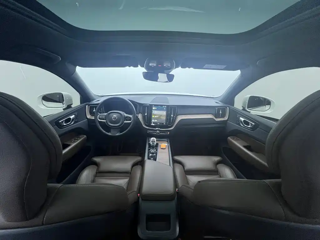 Volvo XC60 2024 B5 Luxury