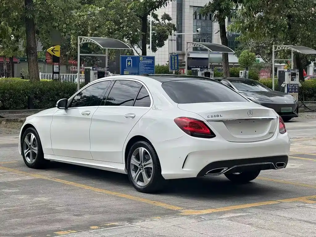 Mercedes-Benz C-Class — миниатюра 11