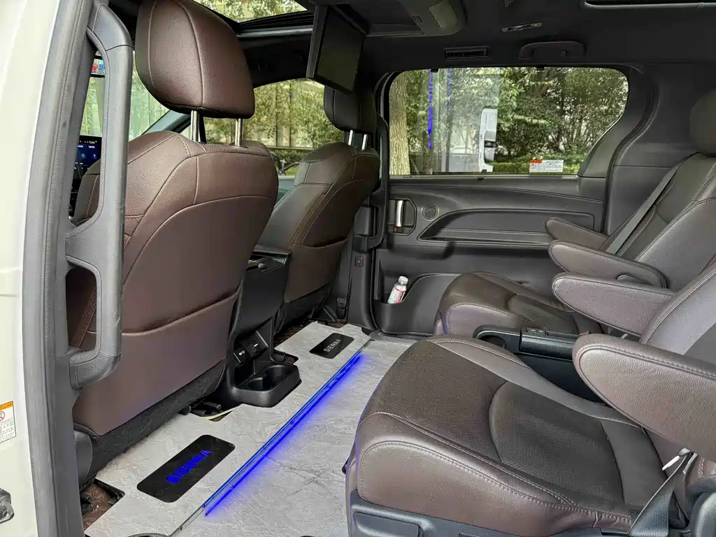 Toyota Sienna — миниатюра 4