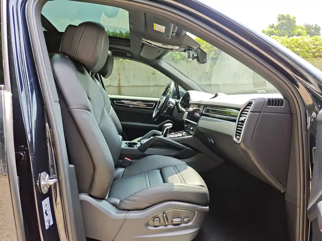 Porsche Cayenne — миниатюра 7