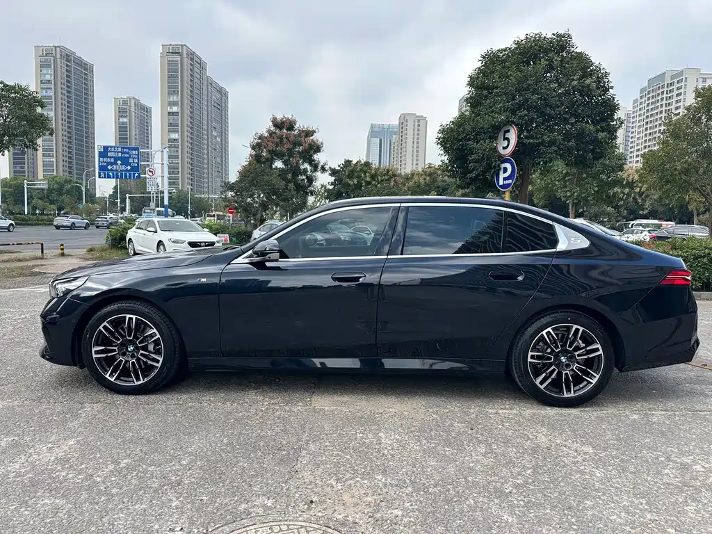 BMW 5 Series — миниатюра 2