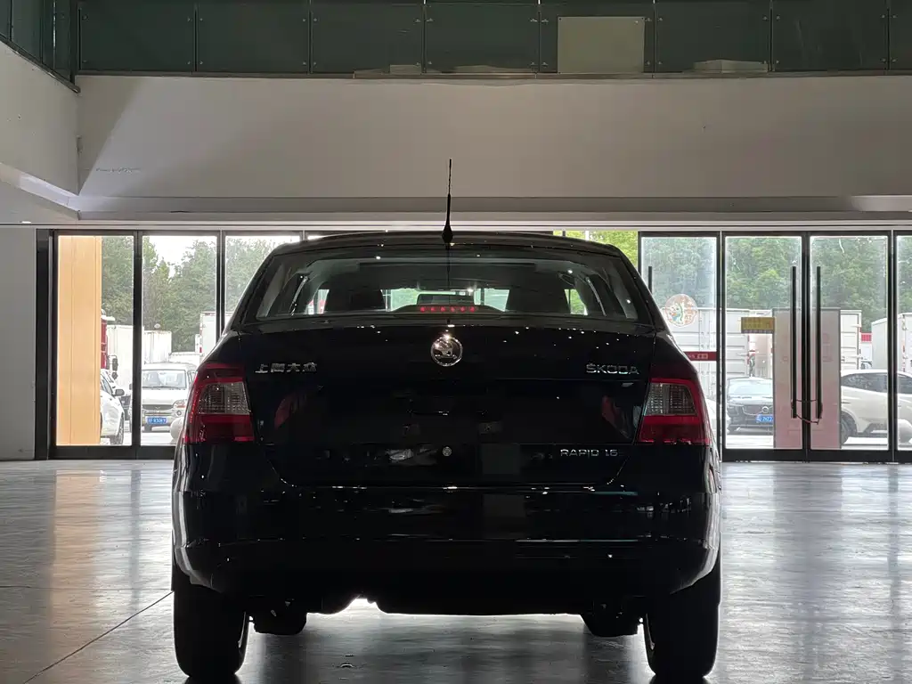 Skoda Rapid — миниатюра 8
