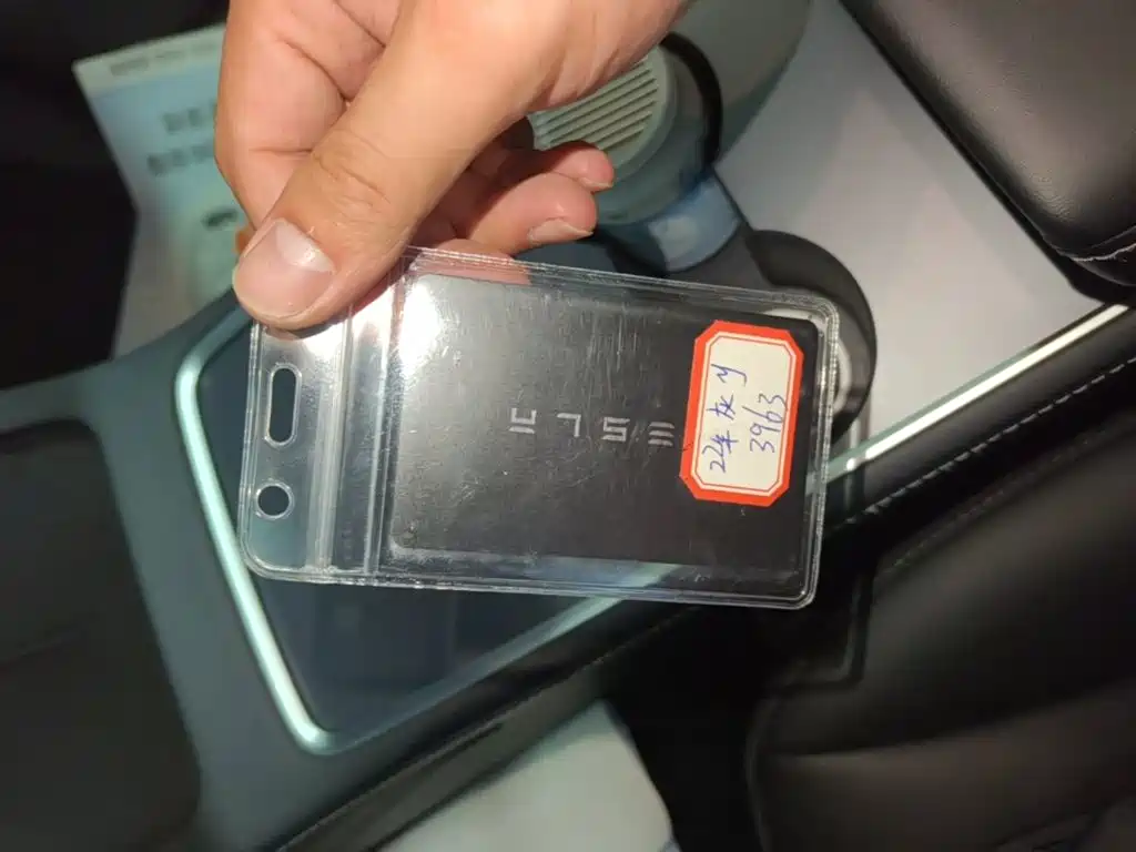 Tesla Model Y — миниатюра 9