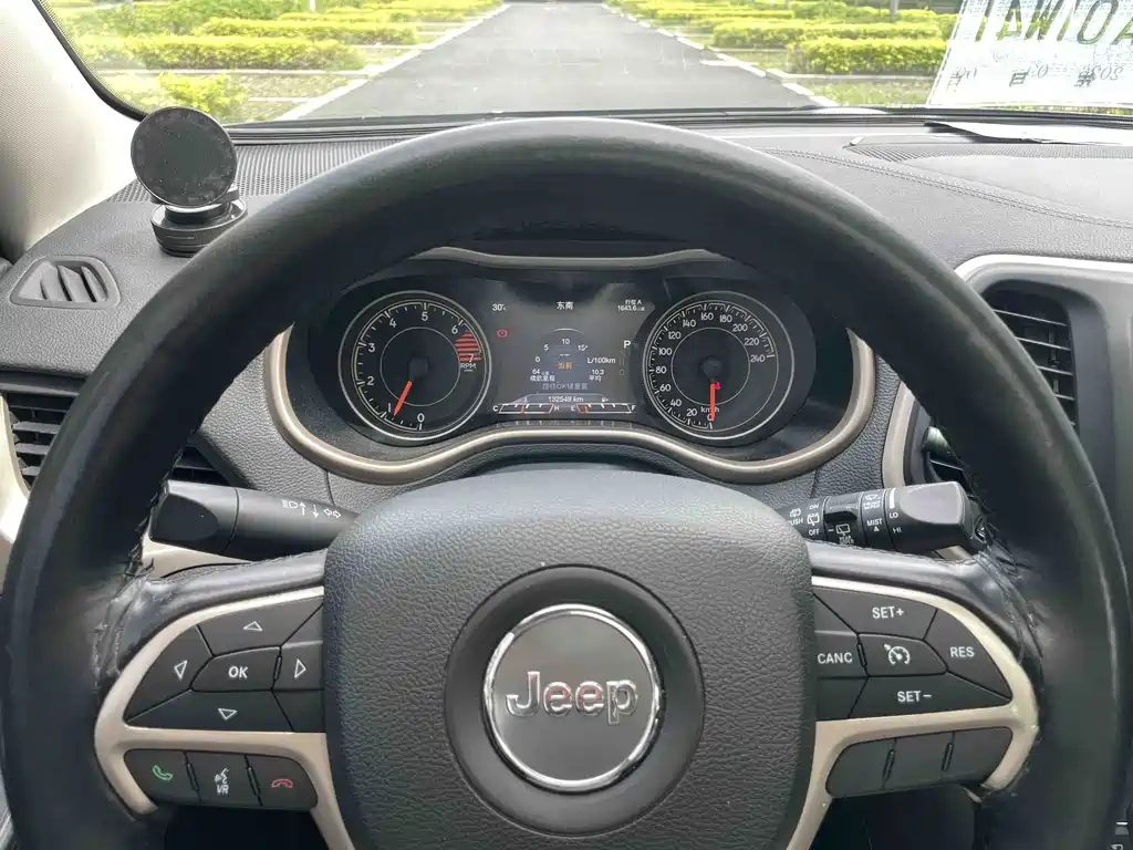 Jeep Cherokee — миниатюра 13