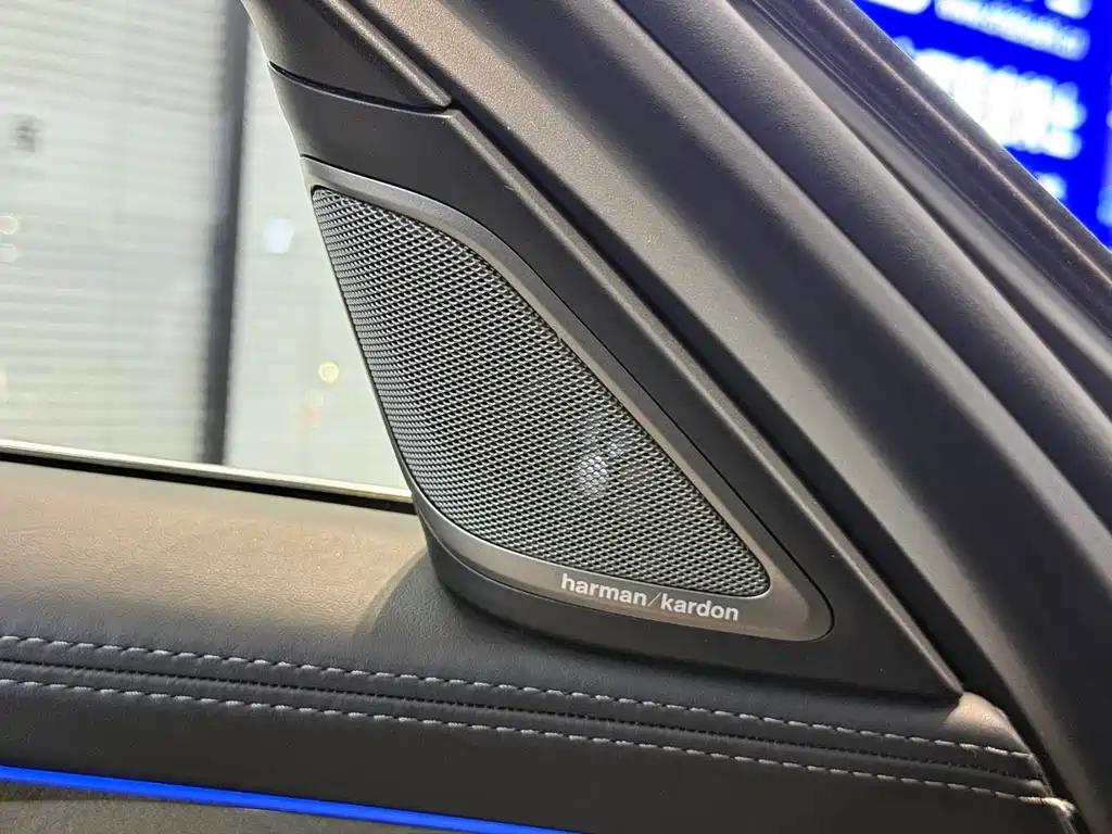 BMW 7 Series — миниатюра 12