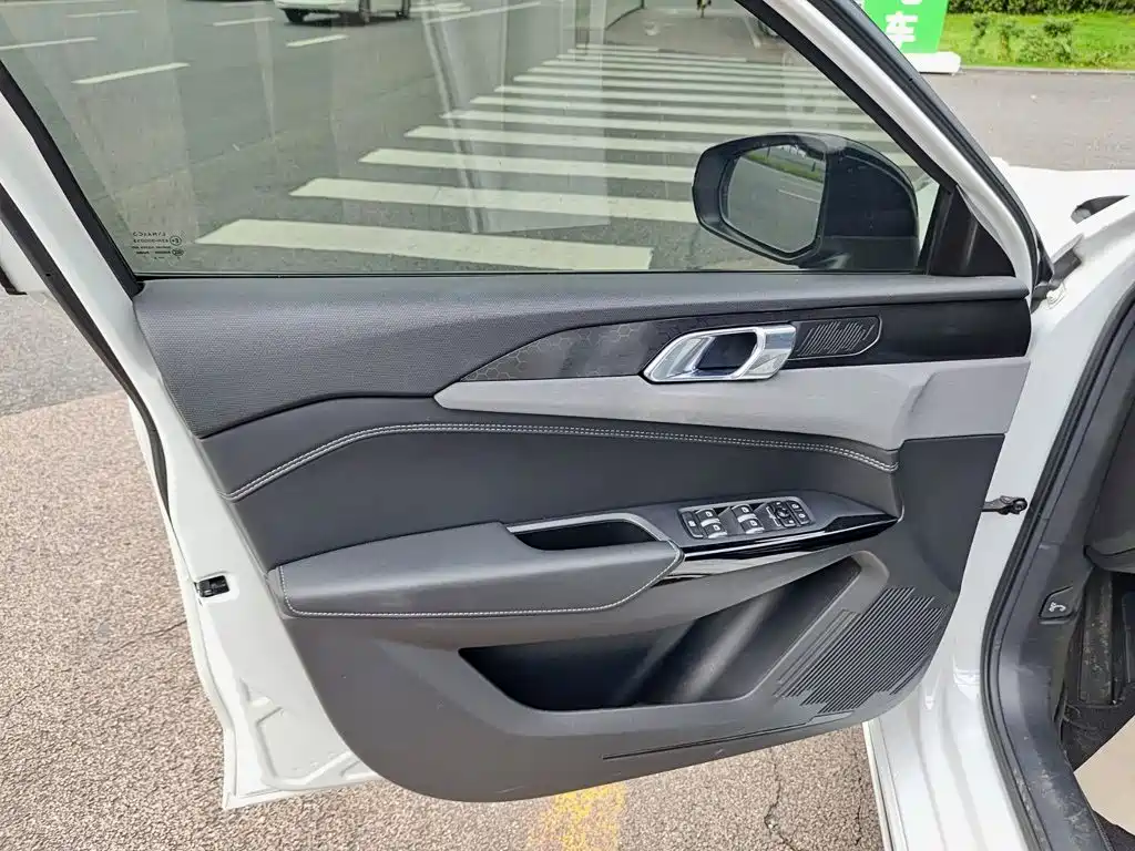 Lynk & Co 02 Hatchback — миниатюра 6