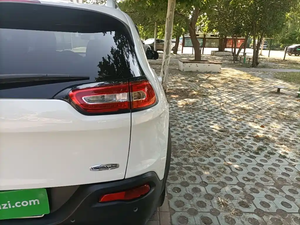 Jeep Cherokee (Import) 2.4L Luxury Edition, фото 24