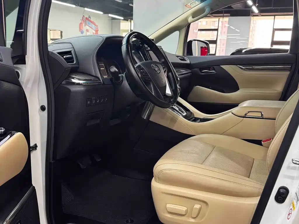 Toyota Alphard — миниатюра 9