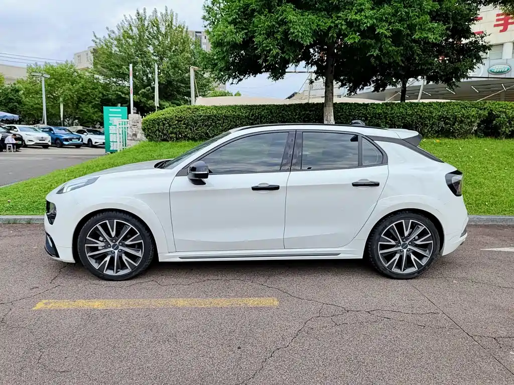 Lynk & Co 02 Hatchback — миниатюра 3