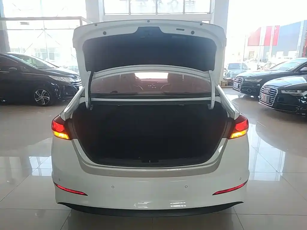 Hyundai Elantra — миниатюра 19