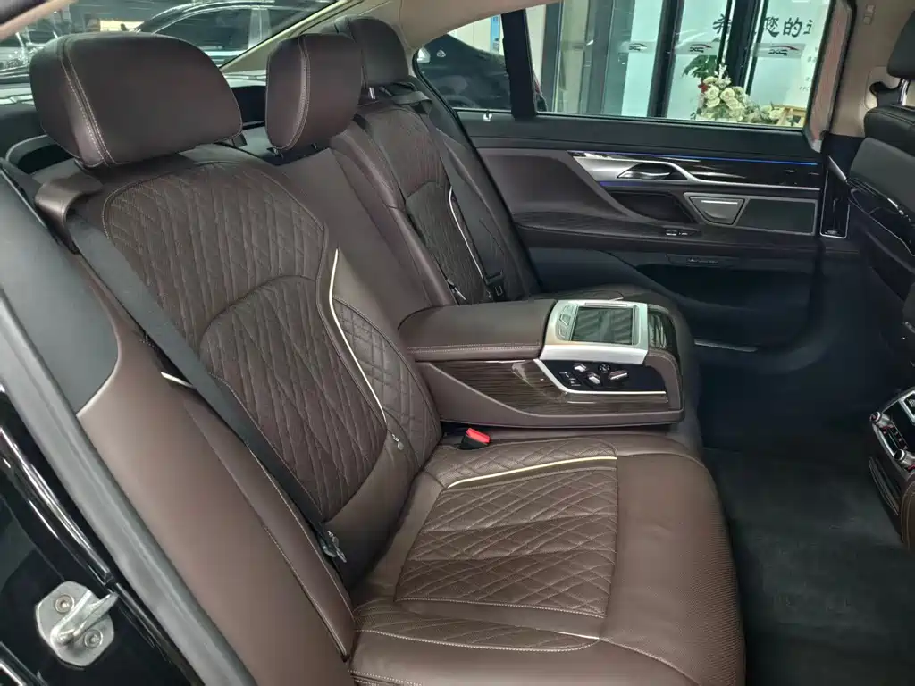 BMW 7 Series — миниатюра 22