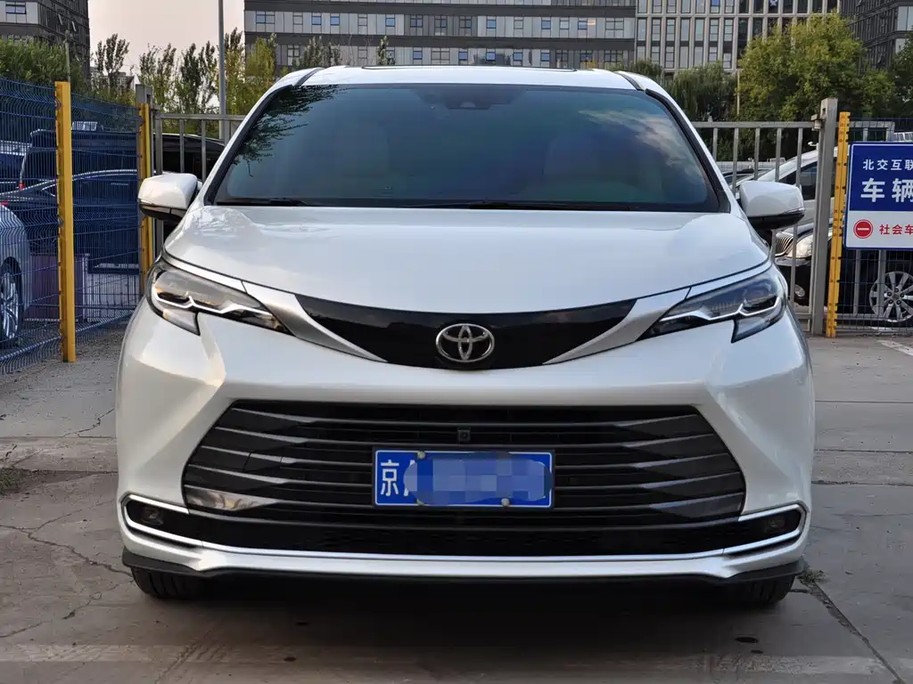 Toyota Sienna — миниатюра 2
