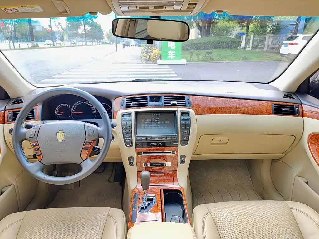 Toyota Crown — миниатюра 10