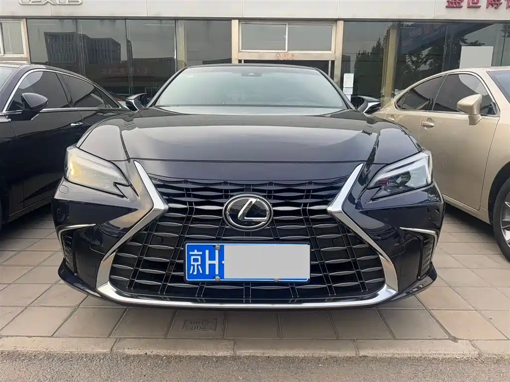 Lexus ES 2025