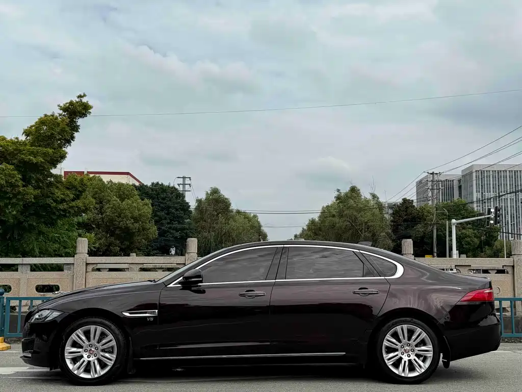 Jaguar XFL — миниатюра 3