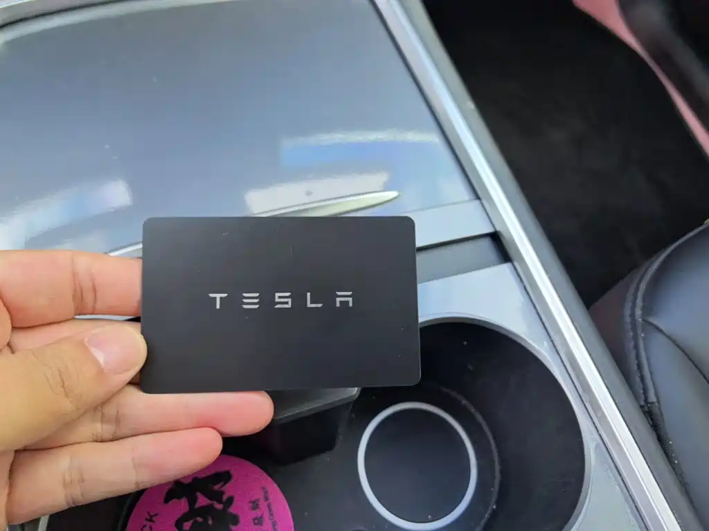 Tesla Model Y — миниатюра 9