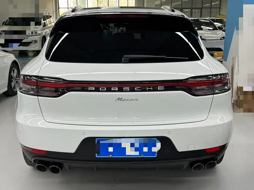 PORSCHE MACAN