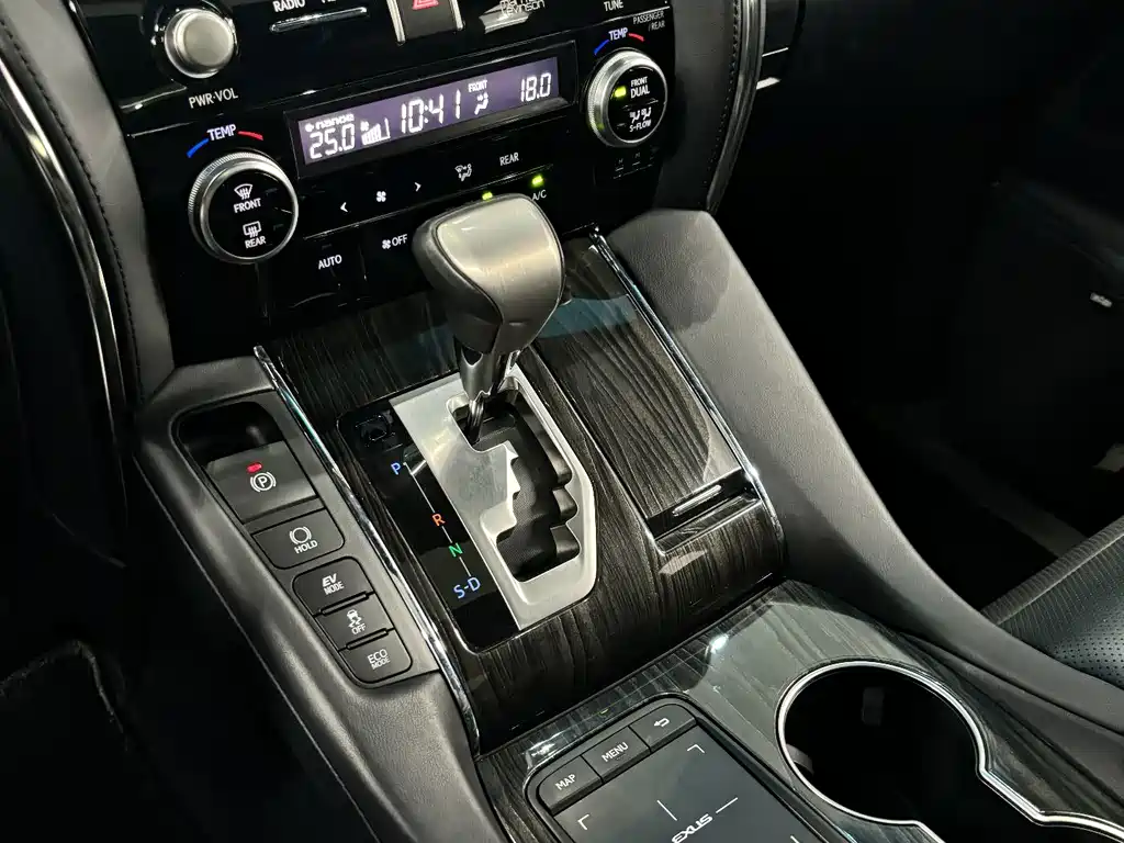 Lexus LM — миниатюра 9