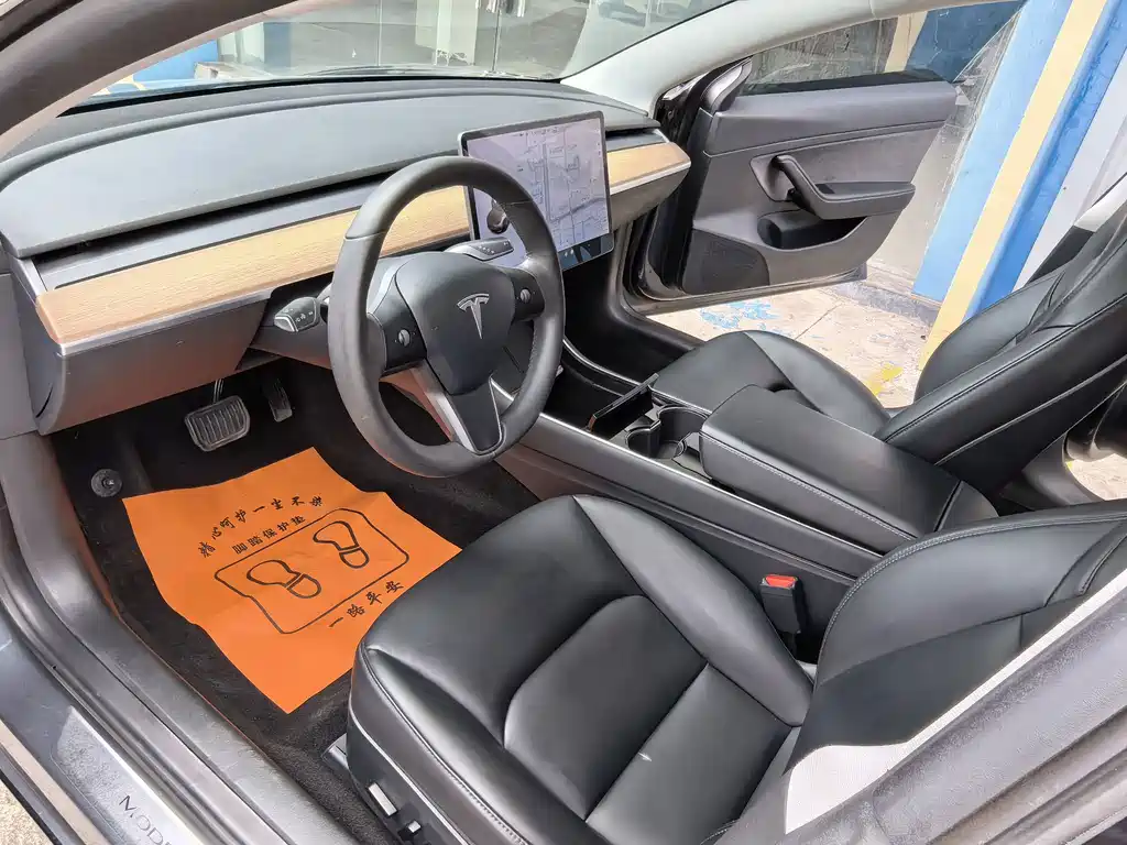 Tesla Model 3 — миниатюра 7