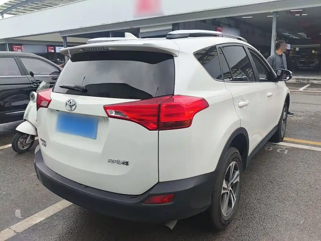 Toyota RAV4 — миниатюра 7