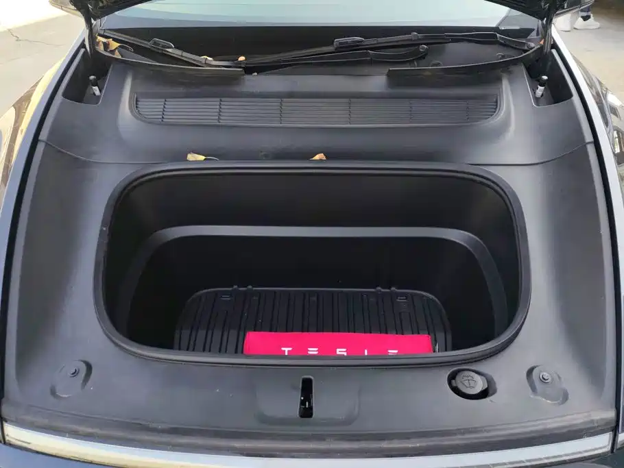 Tesla Model Y — миниатюра 10
