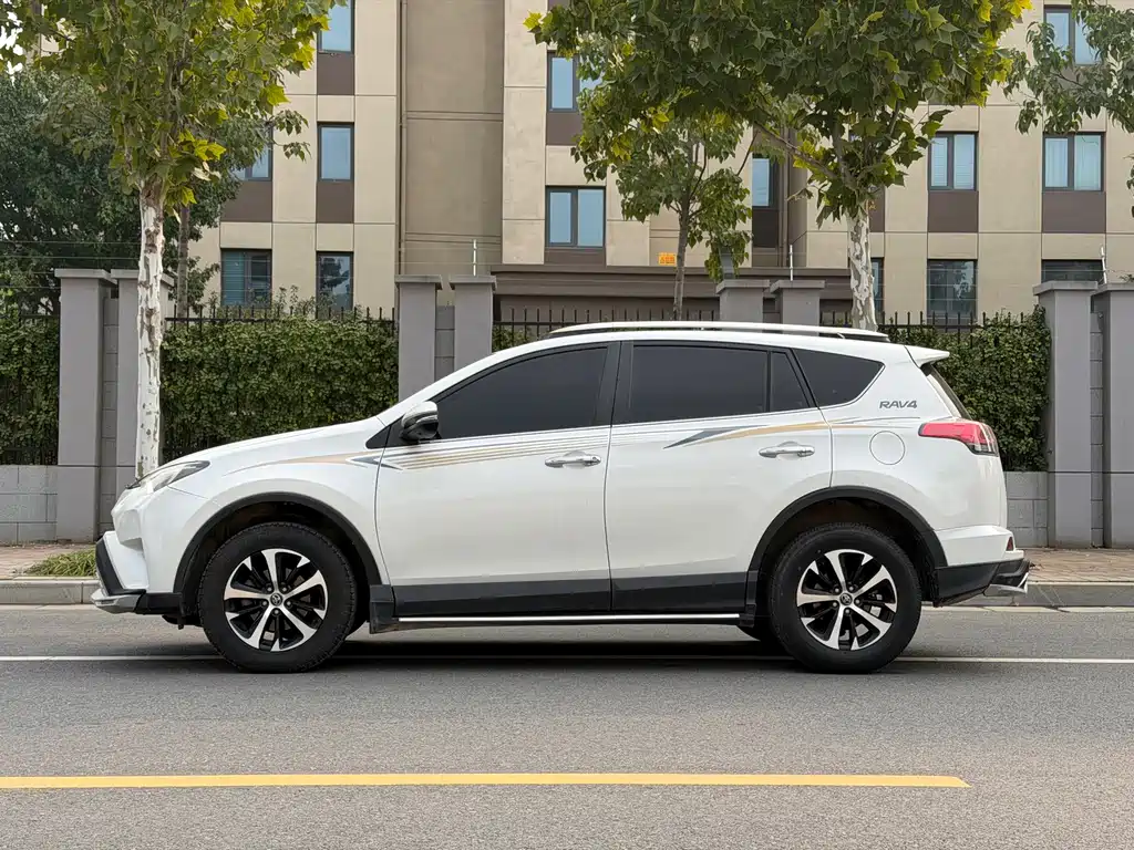 Toyota RAV4 — миниатюра 4