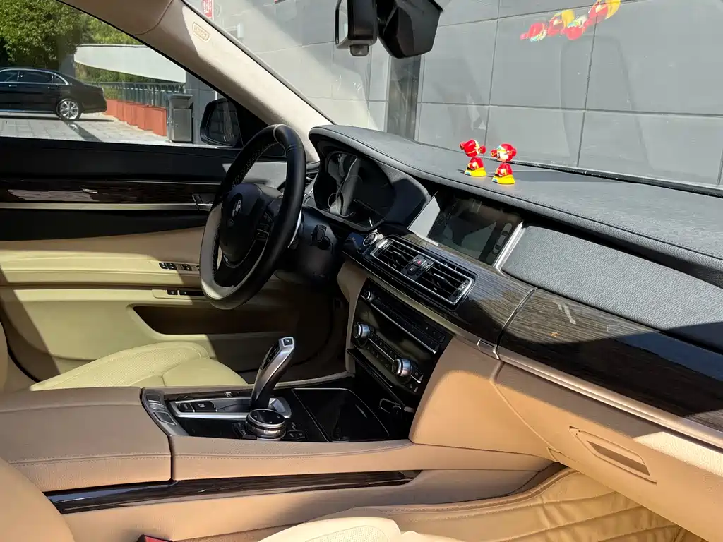 BMW 7 Series — миниатюра 22