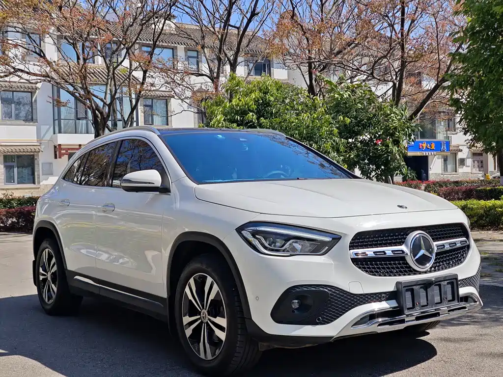MERCEDES-BENZ GLA