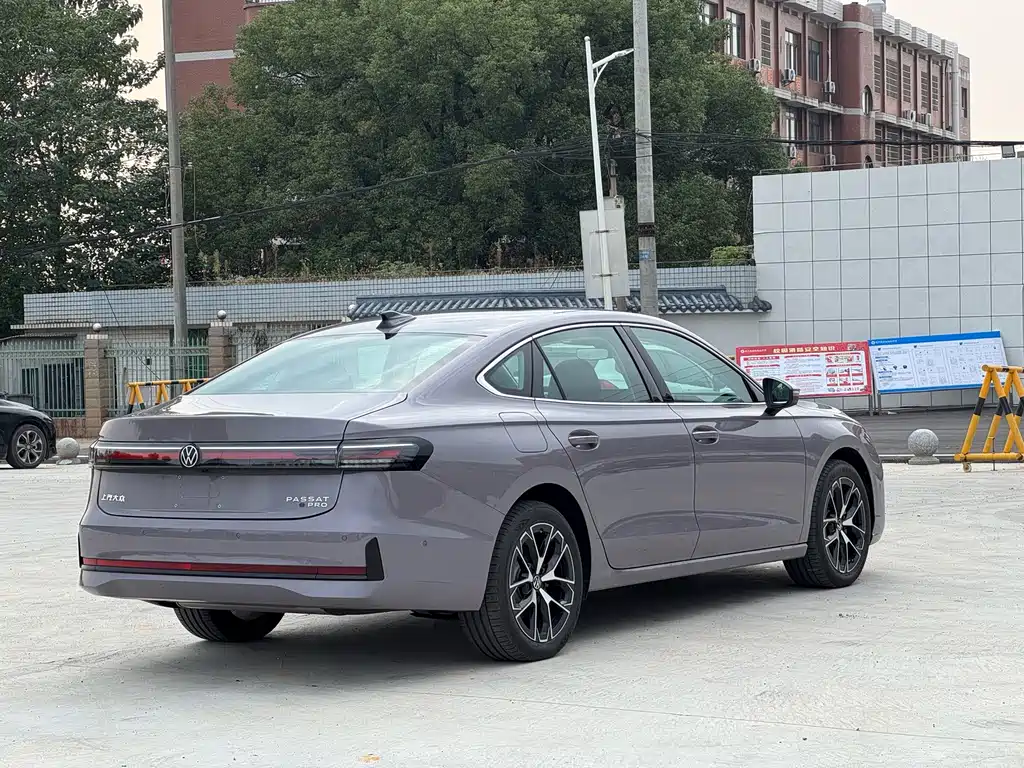 Volkswagen Passat PHEV — миниатюра 11