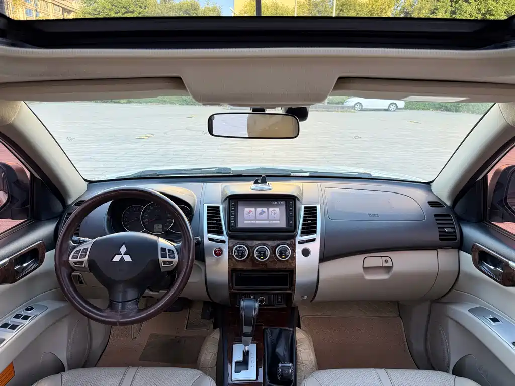 Mitsubishi Pajero Sport — миниатюра 12